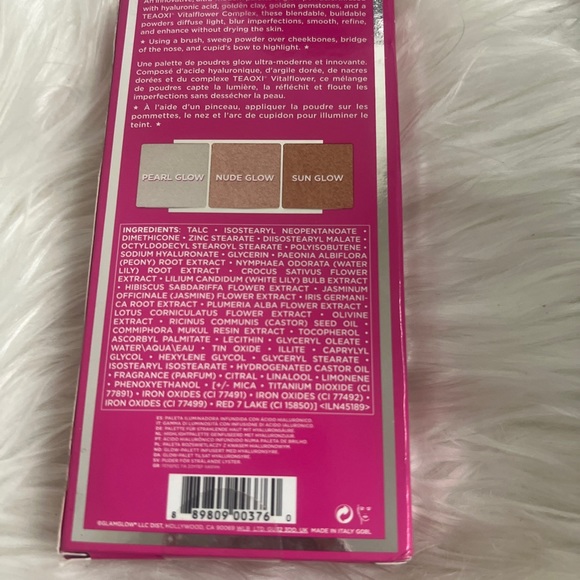 GLAMGLOW Glowpowder Highlight Glow Soften Hyaluronic Acid Infused Palette - Picture 3 of 3